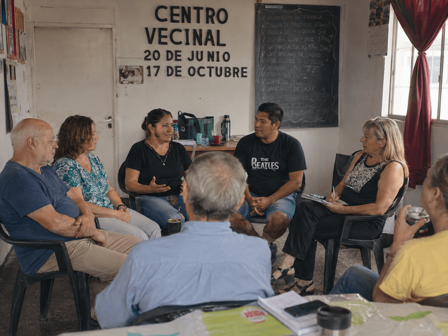 Vecinos conversando sobre una problemática comunitaria